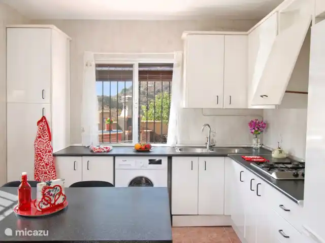 villa en España, Costa del Sol, Comares – villa el deseo Hay una lavadora, fregadero doble, combinación de nevera / congelador, horno, microondas y ... una vista.