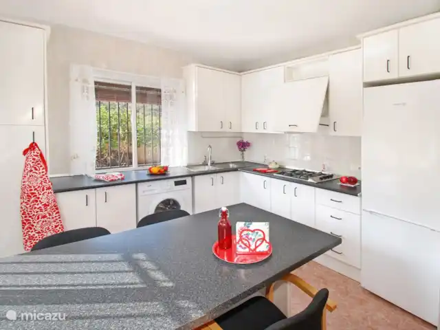villa en España, Costa del Sol, Comares – villa el deseo Hay una mesa y sillas en la cocina para que también puedas comer aquí.