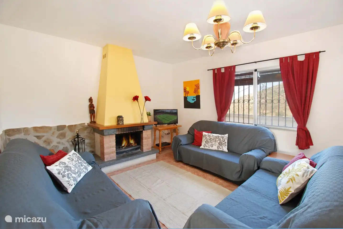 The lounge is cozy with a fireplace and a fireplace for the winter. There is a smart TV and spacious seating area.