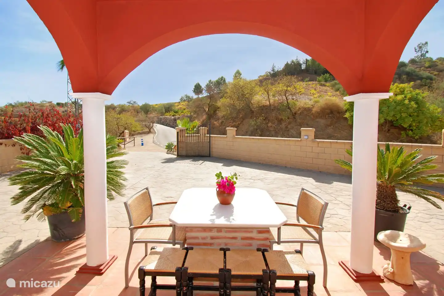 Isn't this the ideal place for early risers to have a nice breakfast?