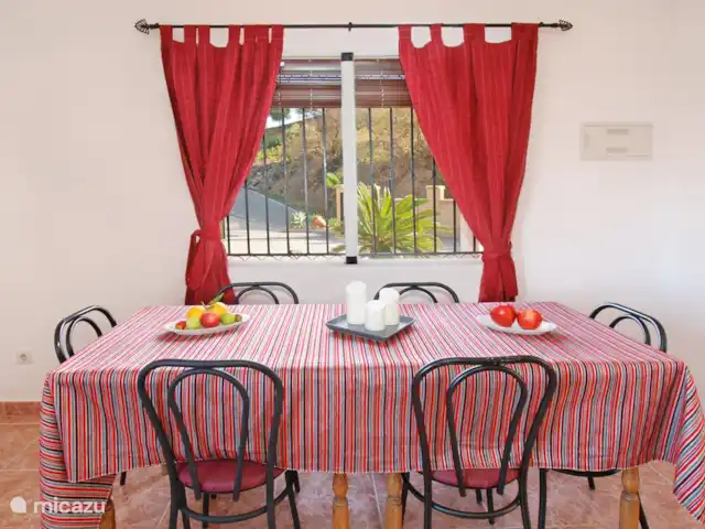 villa en España, Costa del Sol, Comares – villa el deseo Disfruta de tu cena... o de una partida de cartas.