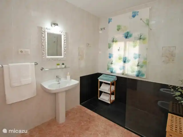 villa en España, Costa del Sol, Comares – villa el deseo El baño principal tiene ducha a ras de suelo, bidé e inodoro.