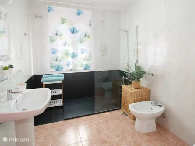 villa en España, Costa del Sol, Comares – villa el deseo El gran cuarto de baño con ducha a ras de suelo.
