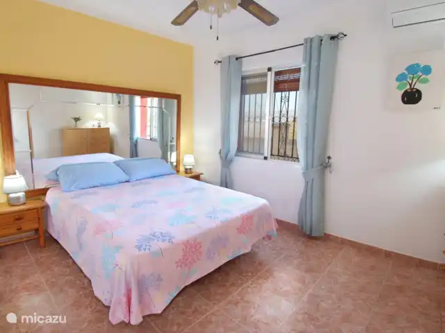 villa en España, Costa del Sol, Comares – villa el deseo El amplio dormitorio con pared de espejo también tiene aire acondicionado además de ventilador de techo.