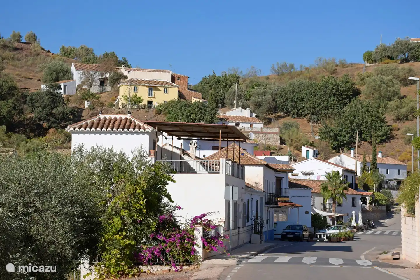 The cozy hamlet of Los Ventorros with some typical bars / restaurants is within walking distance of the house.