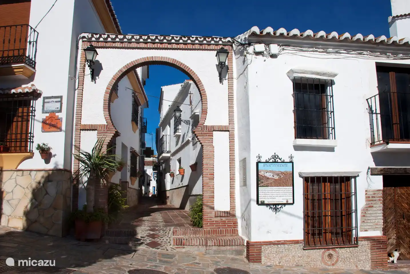 Every alley has surprising corners and views. Follow the ceramic footsteps and discover the real Andalusian life.