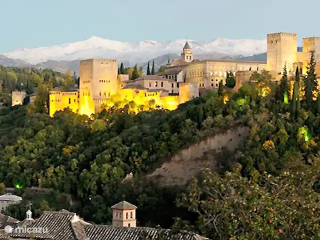 villa en España, Costa del Sol, Comares – villa el deseo Granada con la mundialmente famosa Alhambra y al fondo Sierra Nevada.