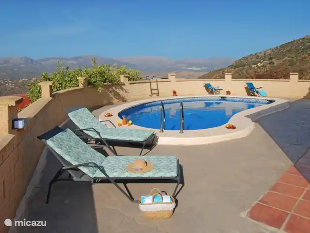 villa en España, Costa del Sol, Comares – villa el deseo ¿Un chapuzón antes de cenar? A lo lejos se puede ver la Sierra Tejeda.