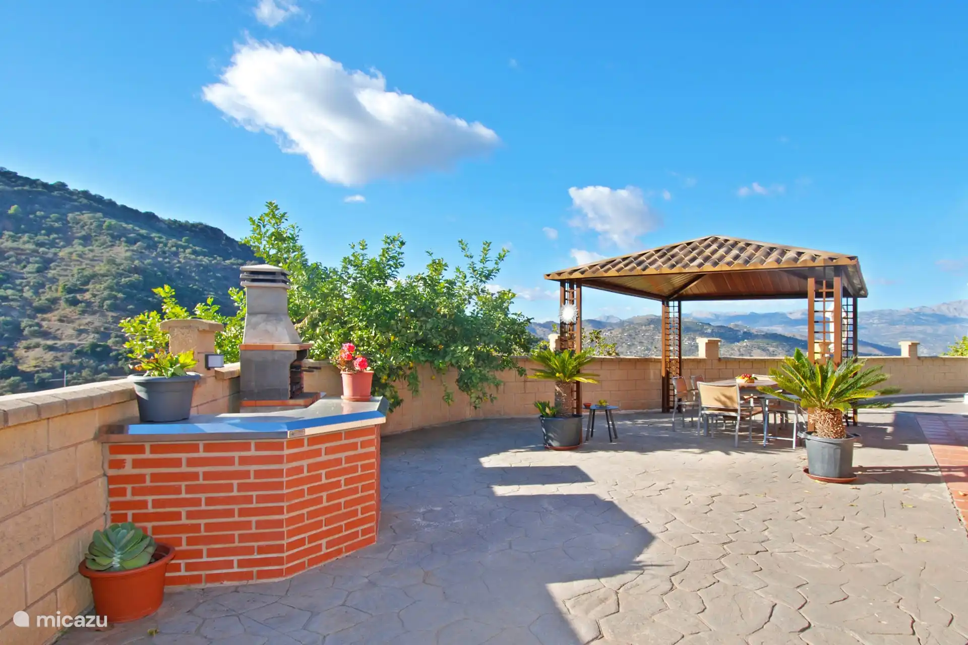 Enjoy a barbecue together! Wonderful, isn't it?