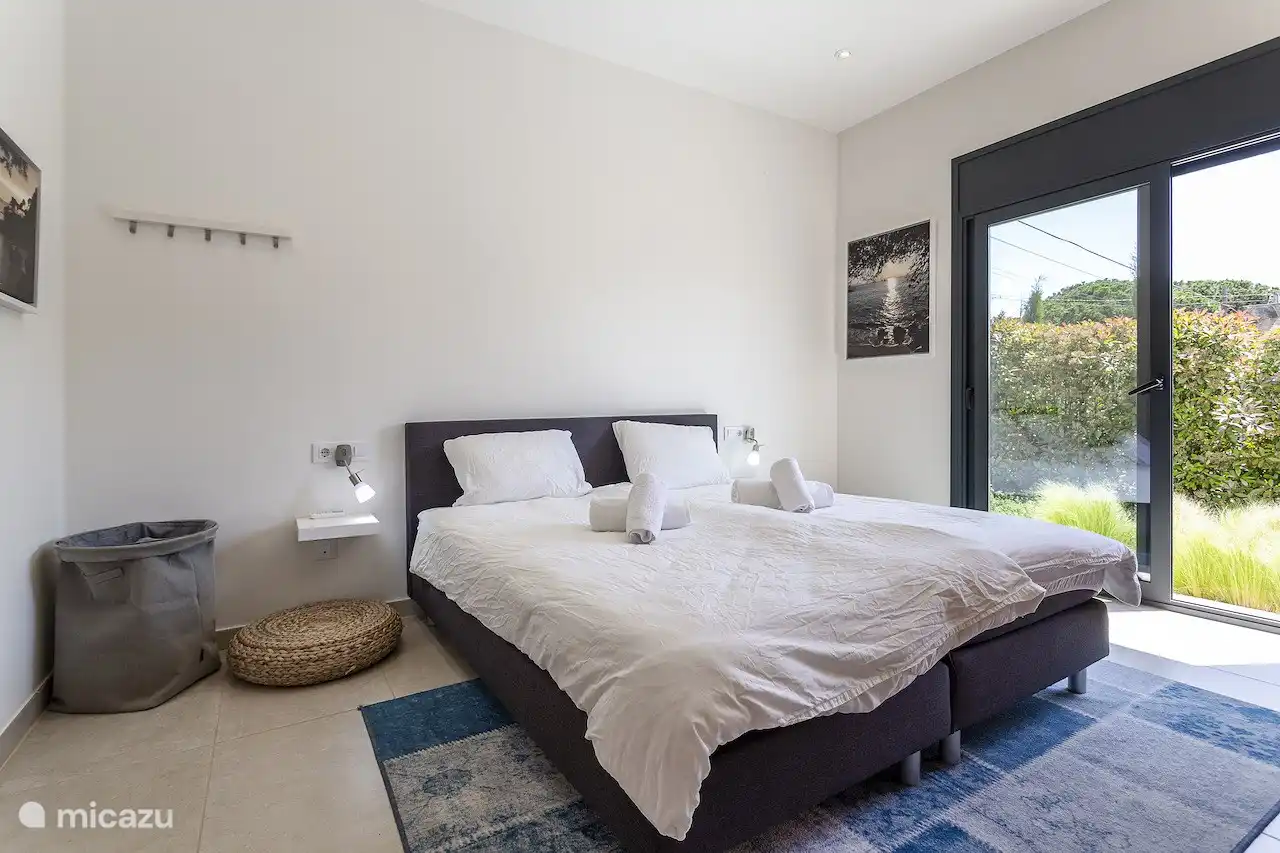 chambre au rez-de-chaussée avec salle de bain attenante. 