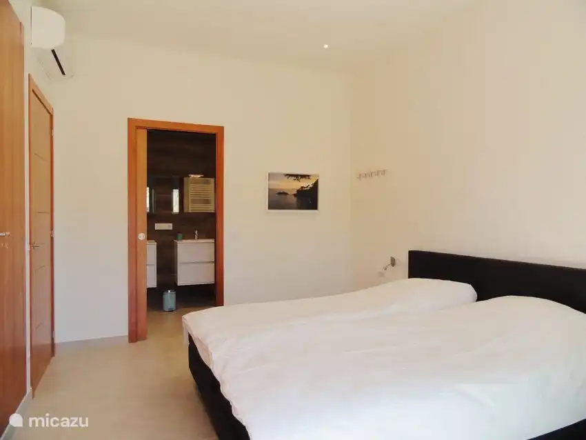 Chambre double au rez-de-chaussée avec salle de bain ensuite