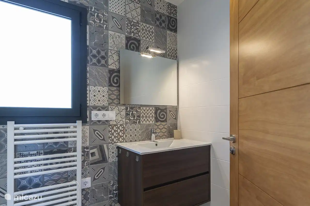 salle de bain au rez-de-chaussée 