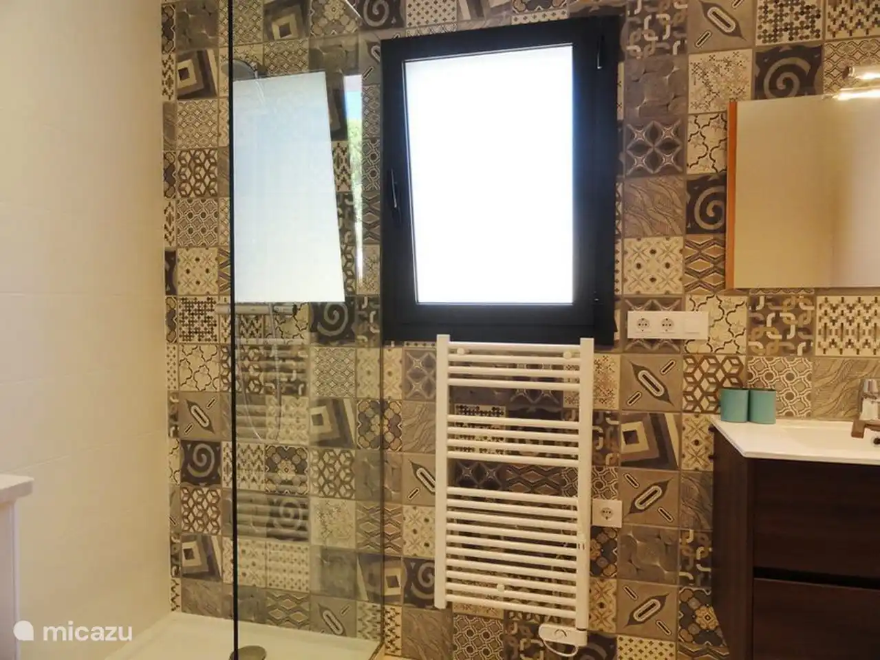 salle de bain au rez-de-chaussée, en face de la chambre double.