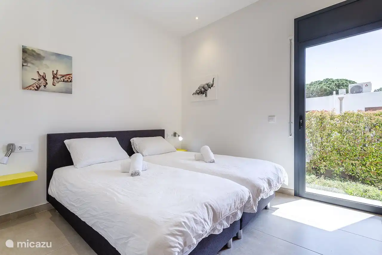 Chambre double au rez-de-chaussée, en face de la salle de bain au rez-de-chaussée