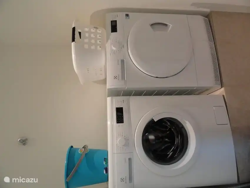 lave-linge et sèche-linge, dans la chambre au rez-de-chaussée