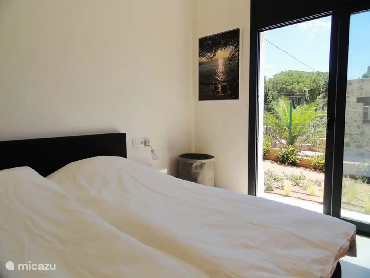 chambre au rez-de-chaussée avec salle de bain attenante