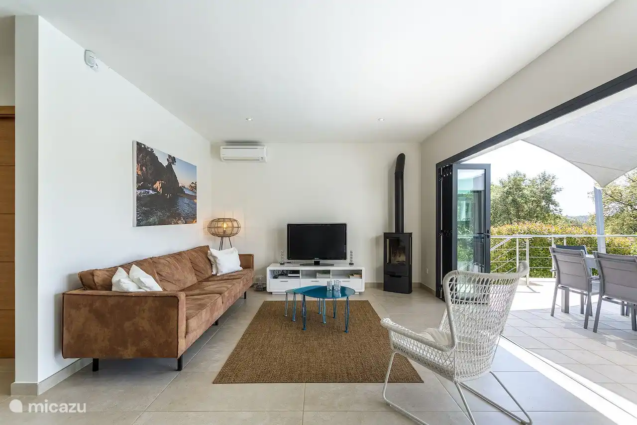 Séjour avec passage complet vers terrasse