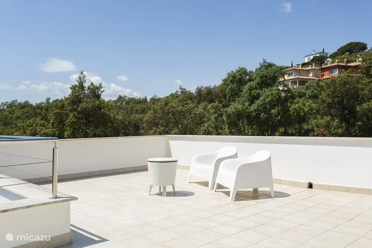 Terrasse sur le toit avec de belles vues 