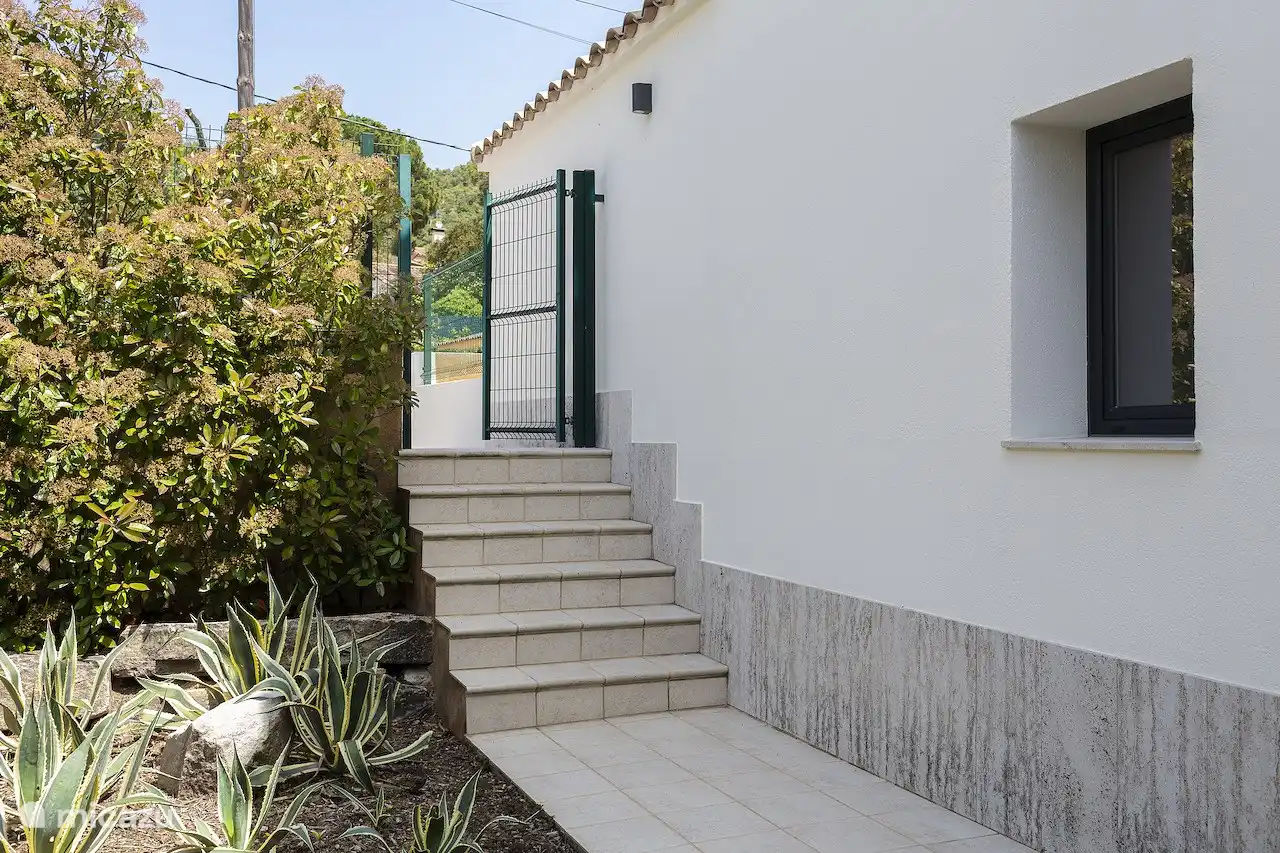 Entrée de la rue à la villa