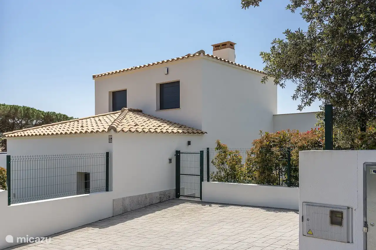 Il y a de la place pour garer 2 voitures devant la villa.