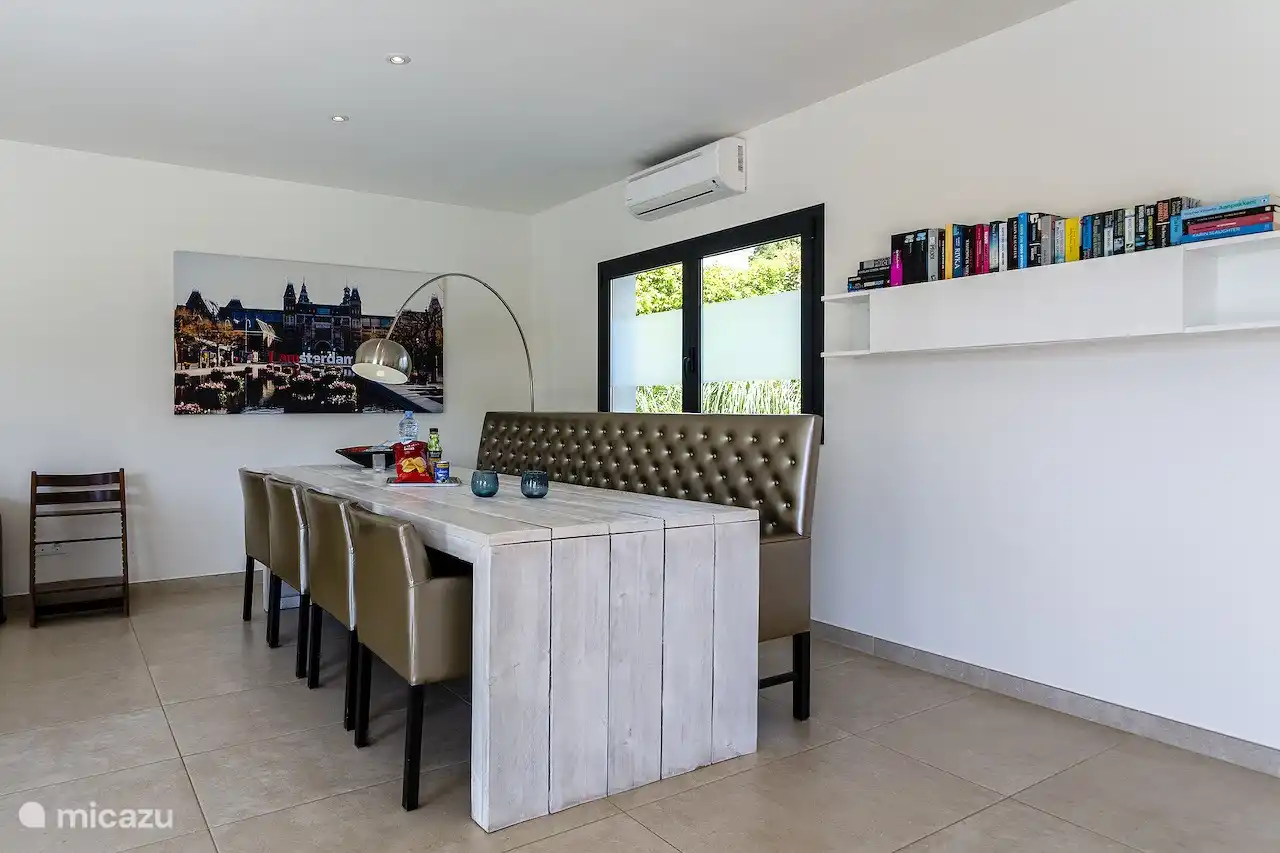 Jolie longue table dans le salon, adaptée également pour effectuer des travaux administratifs, 