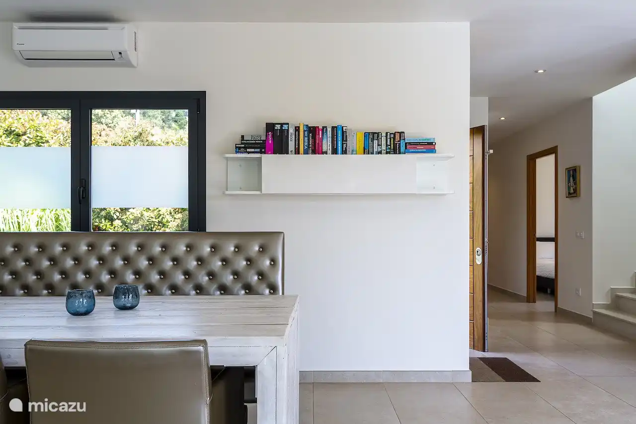 depuis le séjour on accède à un couloir avec les 2 chambres du rez-de-chaussée, buanderie, 