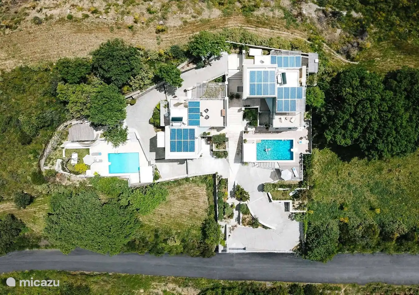 flacher Boden. energieeffizient mit Sonnenkollektoren