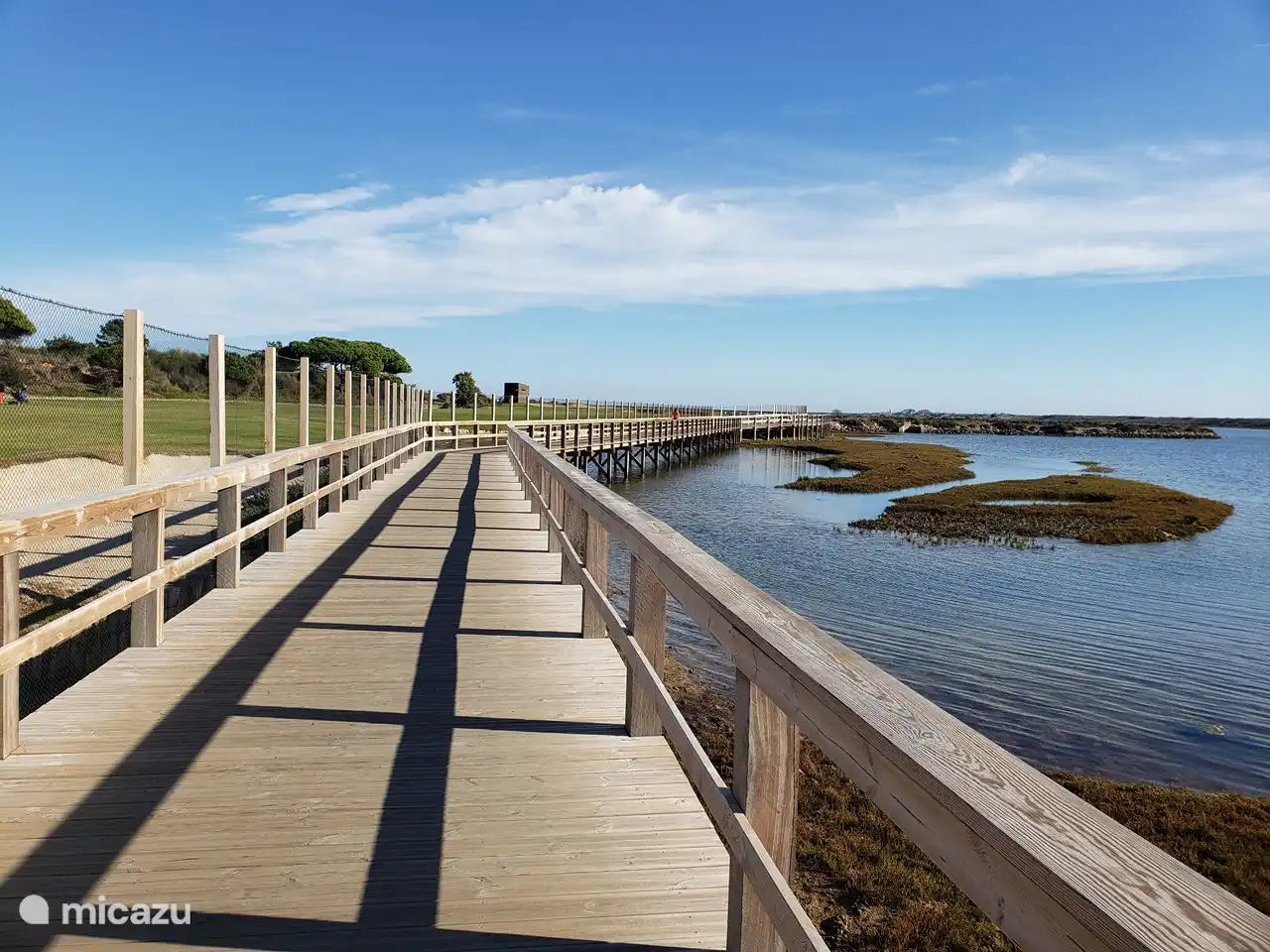 Eine schöne Promenade durch einen Naturpark.