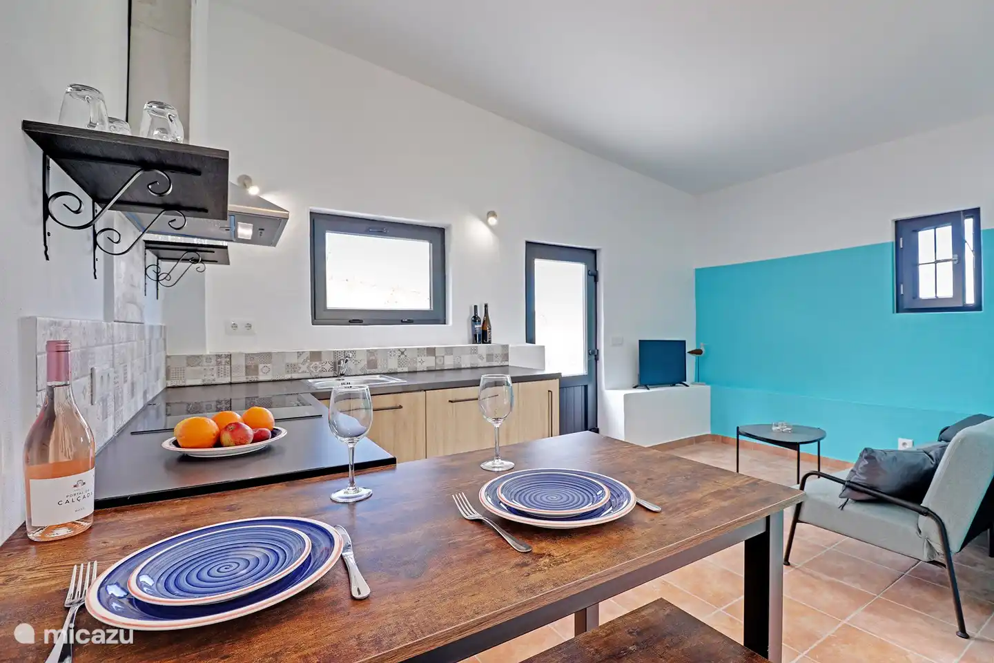 Gönnen Sie sich einen Drink an der Küchenbar.