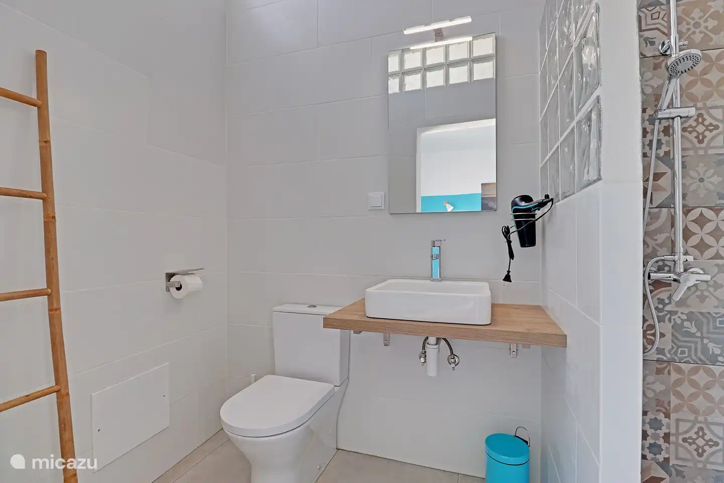 Das Badezimmer hat eine schöne Regendusche.