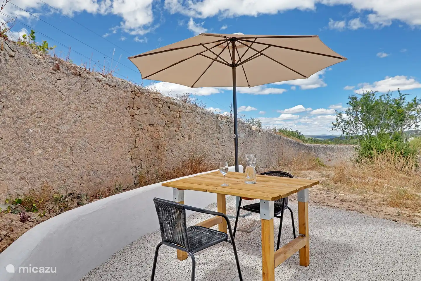 Ein privater Garten mit Blick auf die Berge.