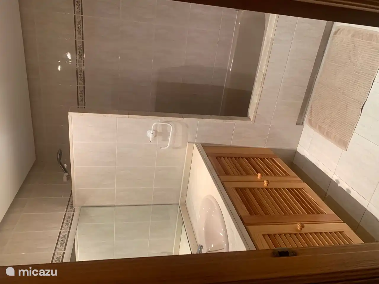 Badezimmer 1 mit Badewanne, gehört zu Schlafzimmer 2