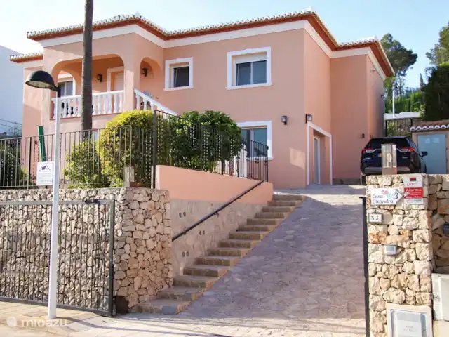 Casa Oleandra en España, Costa Blanca, Moraira - villa Frente con entrada de auto y espacio de estacionamiento detrás del portón eléctrico