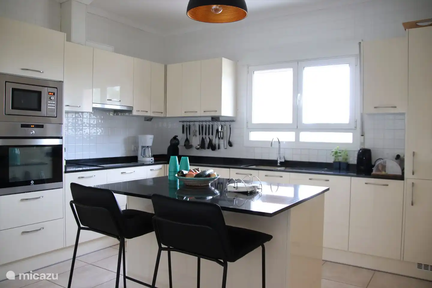 Die große Küche verfügt über einen Backofen, eine Mikrowelle, einen Geschirrspüler und 2 Kaffeemaschinen und ist ebenfalls gut ausgestattet