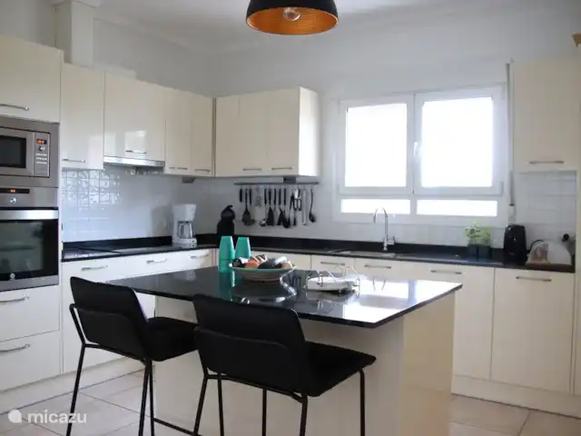Casa Oleandra en España, Costa Blanca, Moraira - villa La gran cocina tiene horno, microondas, lavavajillas y 2 cafeteras y también está bien equipada