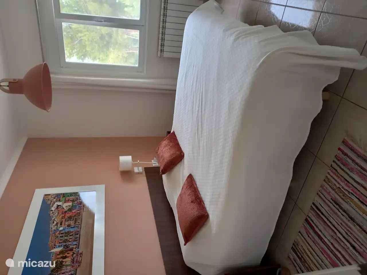 Hauptschlafzimmer mit Doppelbett (180x210 cm) und Einbauschränken.