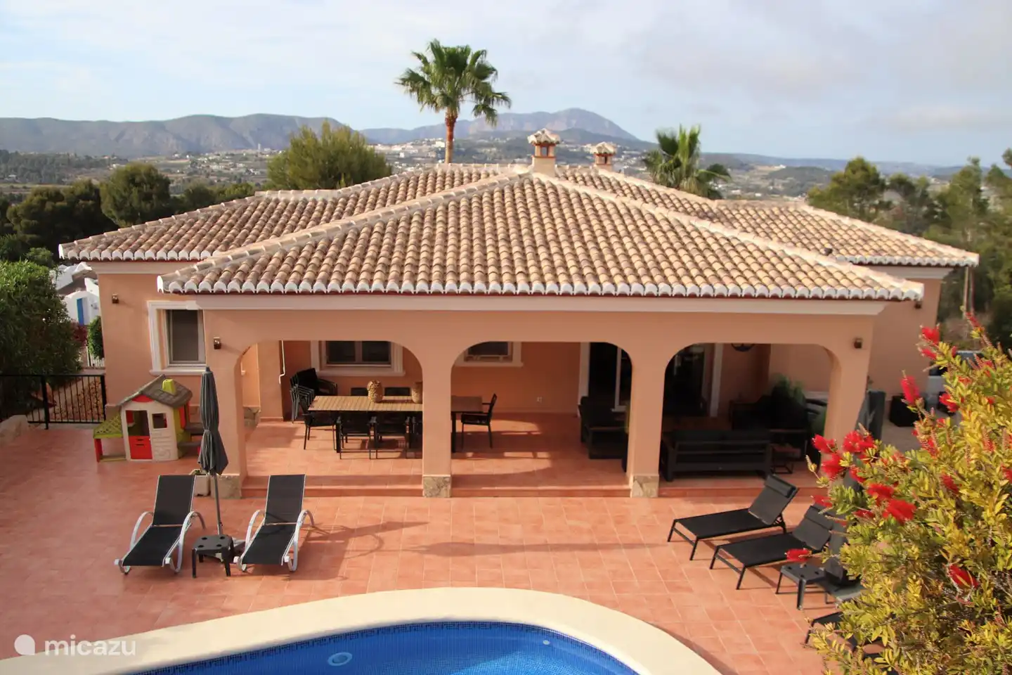 Vor der überdachten Terrasse befindet sich der Terrassengarten mit dem Swimmingpool