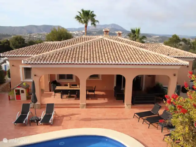 Casa Oleandra en España, Costa Blanca, Moraira - villa Delante de la terraza cubierta se encuentra la terraza jardín con la piscina.