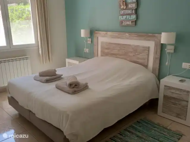 Casa Oleandra en España, Costa Blanca, Moraira - villa El segundo dormitorio con cama de matrimonio (2x somier de 80x200 cm) y también armarios empotrados.