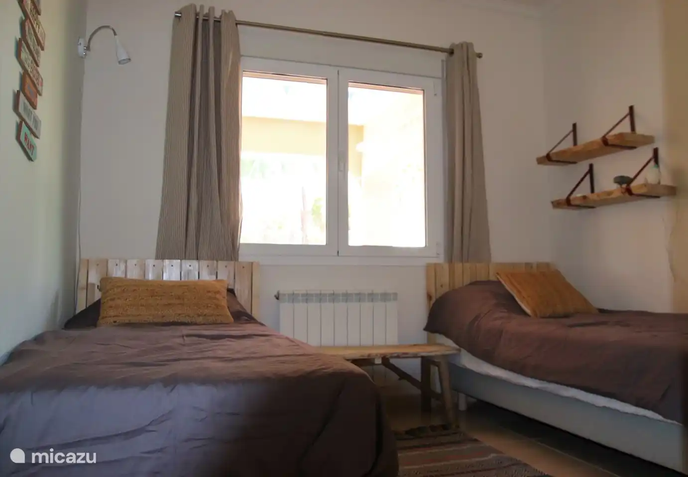 Im kleineren Schlafzimmer befinden sich zwei Einzelbetten (90x200 cm) und dieses Zimmer hat auch Einbauschränke