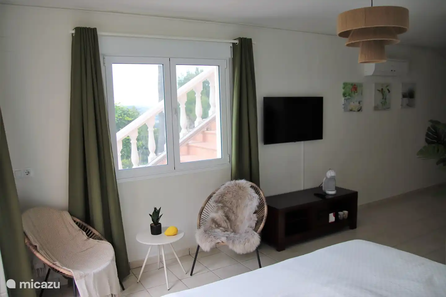 Sitzecke mit TV und Kaffeemaschine im 4. Schlafzimmer