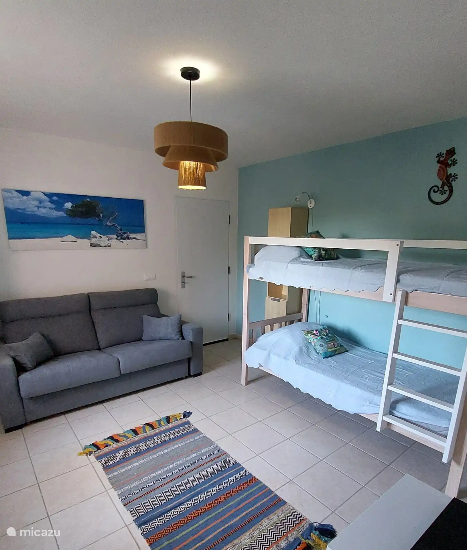 Im Erdgeschoss befindet sich außerdem das 5. Schlafzimmer mit einem stabilen Etagenbett (bis 75-80 kg)