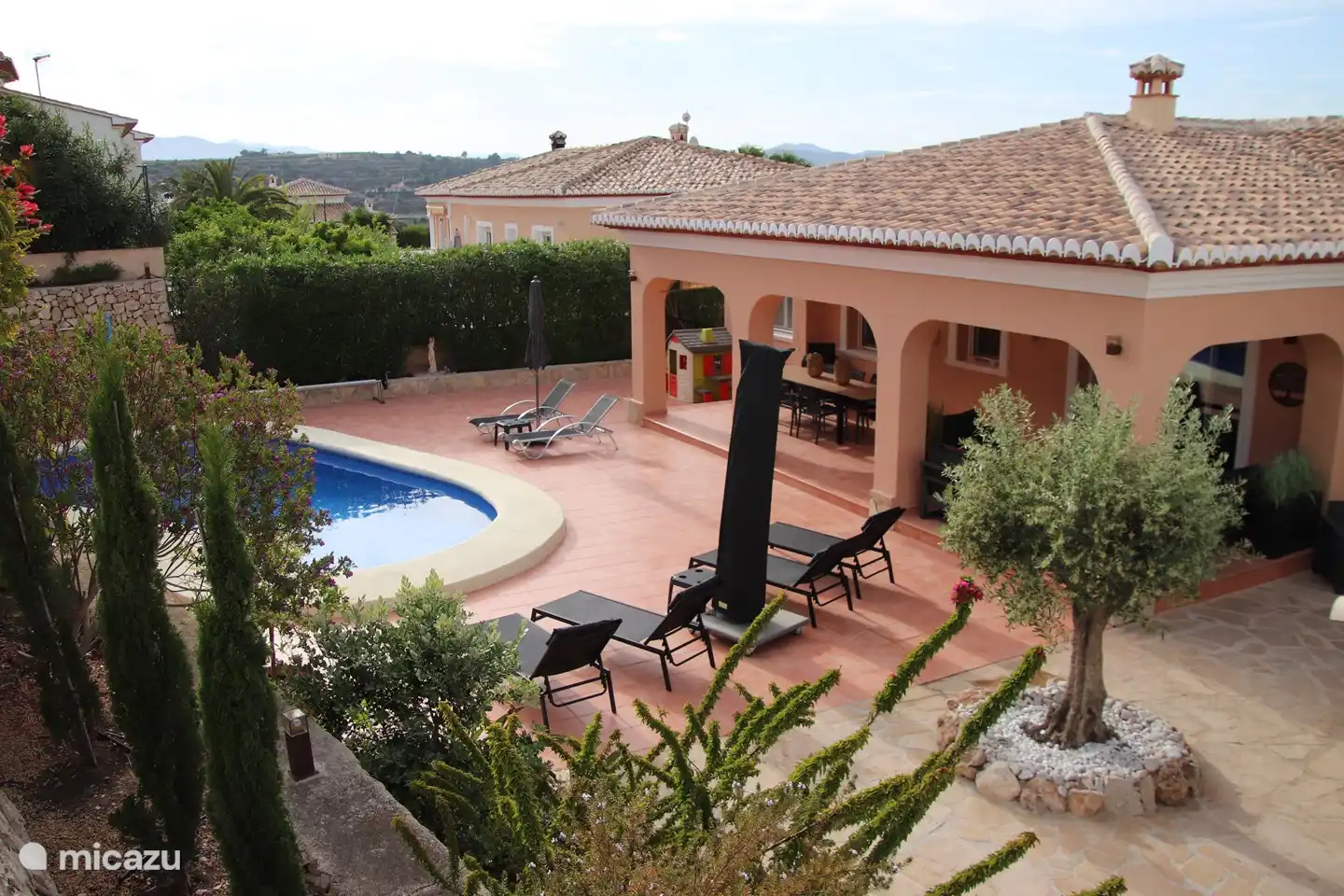 Überblick über Terrasse, Pool und Naya