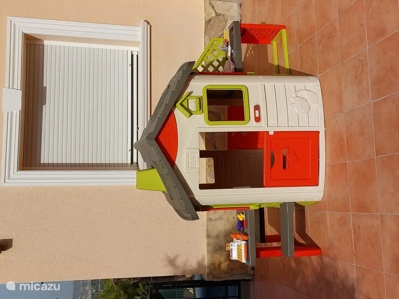 Für die Kleinen gibt es auf der Terrasse ein Kinderspielhaus.