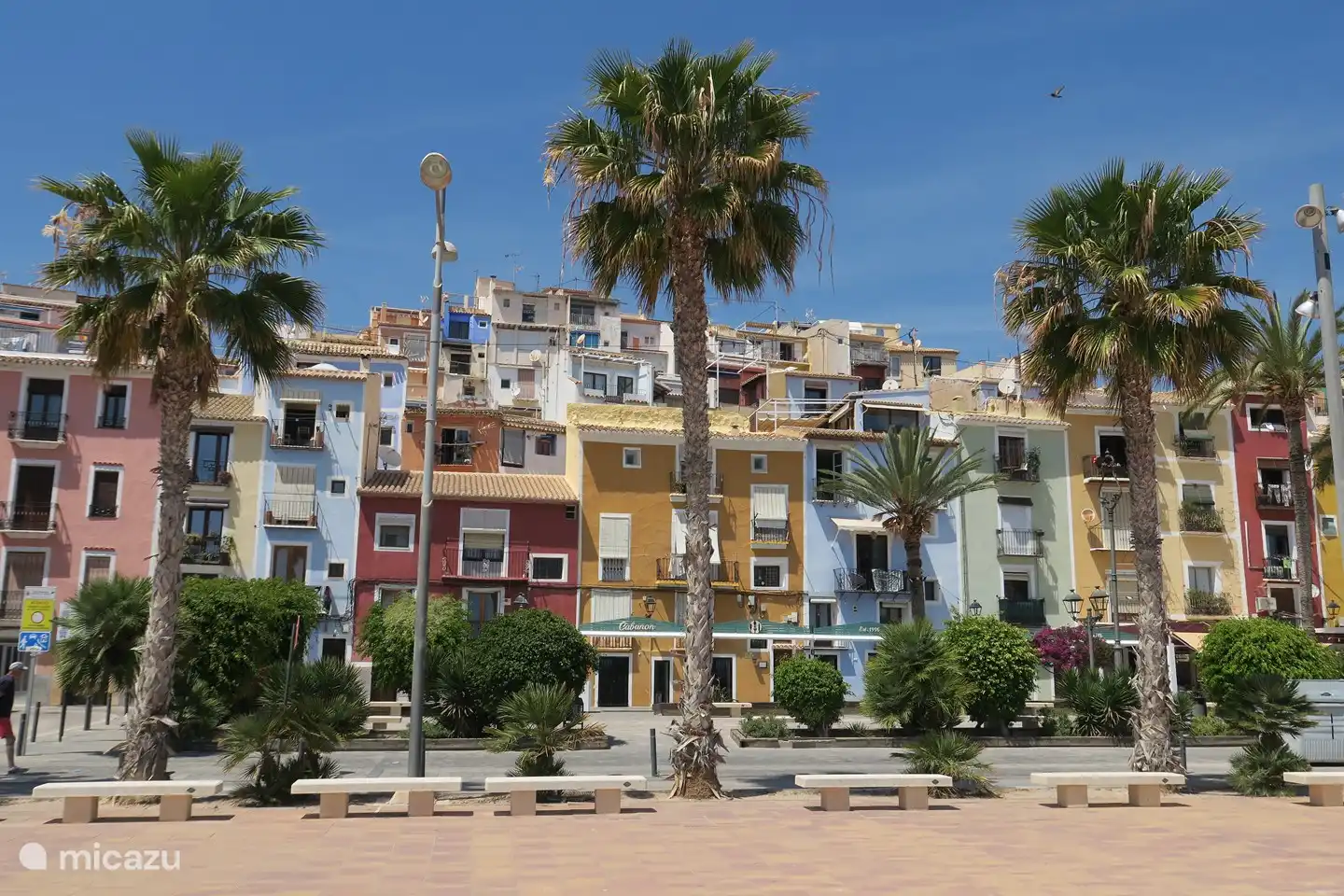 Villajoyosa liegt direkt unterhalb von Benidorm und hat einen schönen Boulevard mit guten Restaurants und einem schönen Sandstrand