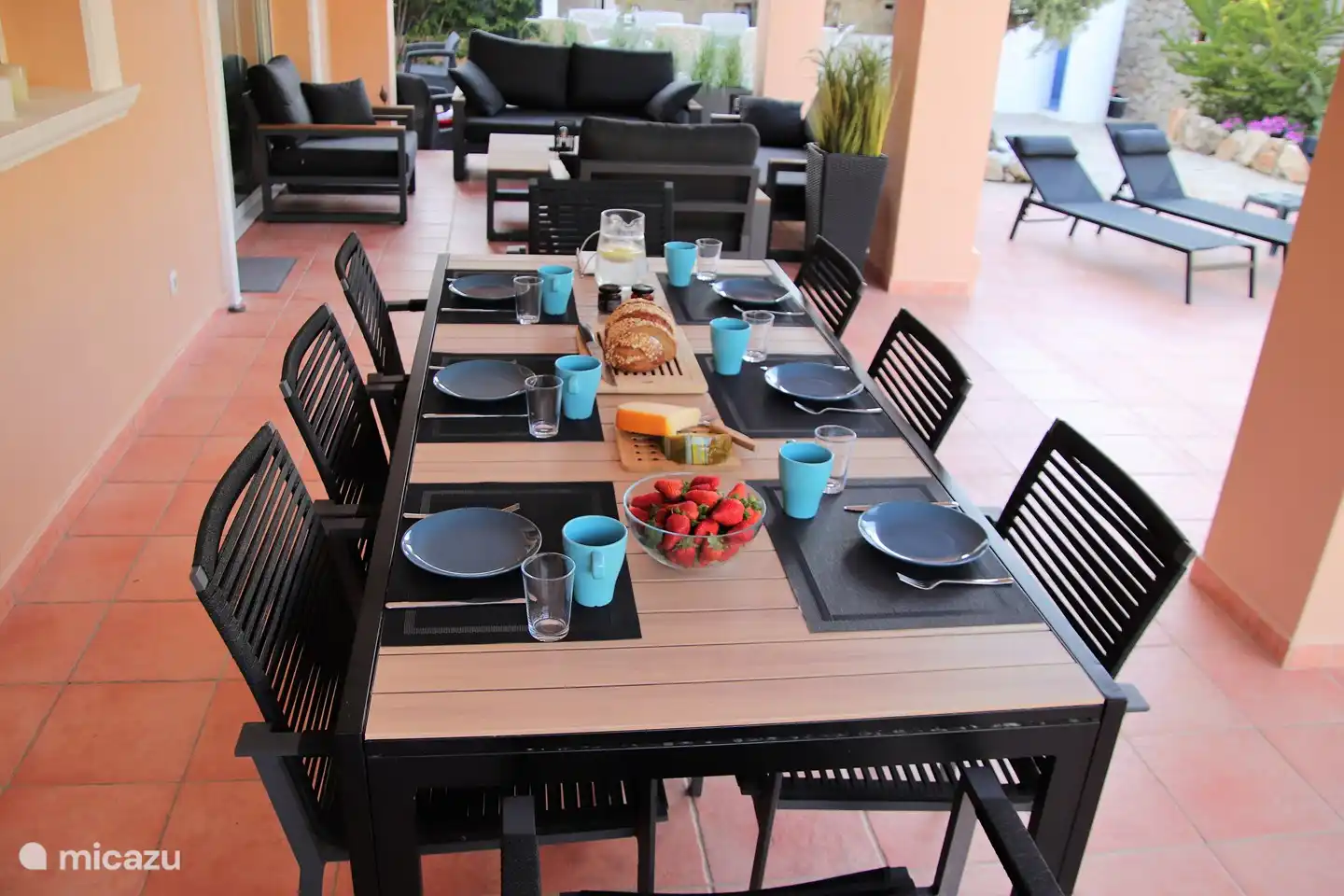 Vom Wohnzimmer aus betreten Sie die große überdachte Terrasse (naya auf Spanisch) mit einer luxuriösen Loungegarnitur und einem Esstisch mit Platz für 12 Personen, wenn sie ausgezogen ist