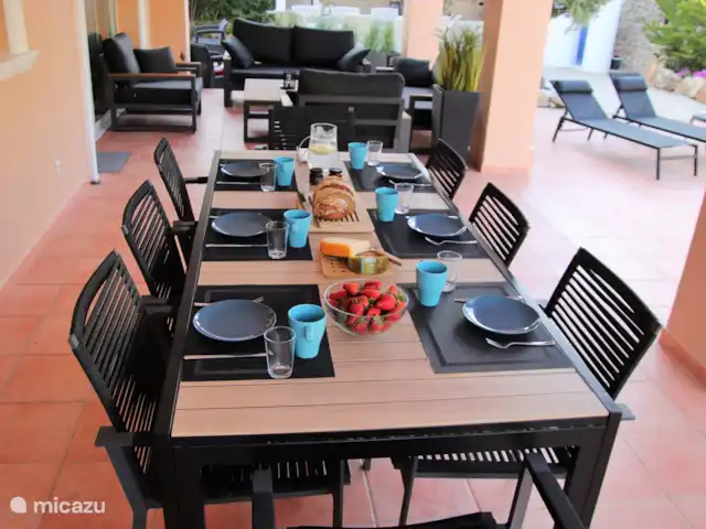 Casa Oleandra en España, Costa Blanca, Moraira - villa Desde la sala de estar ingresa a la gran terraza cubierta (naya en español) con un lujoso juego de sala y mesa de comedor con, cuando se extiende, espacio para 12 personas.