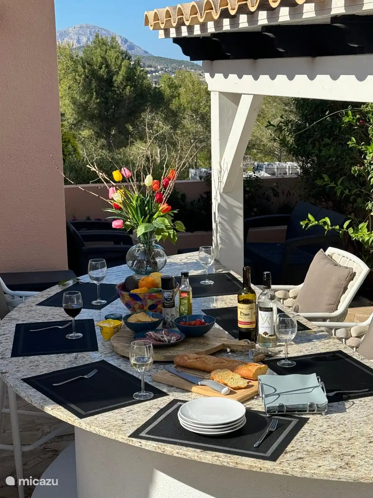 Genießen Sie einen Drink an der Bar der Außenküche