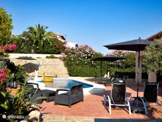 Casa Oleandra en España, Costa Blanca, Moraira - villa Las adelfas del jardín florecen profusamente, lo que le da un aspecto alegre al jardín/terraza. El nombre de la casa hace referencia a esto.