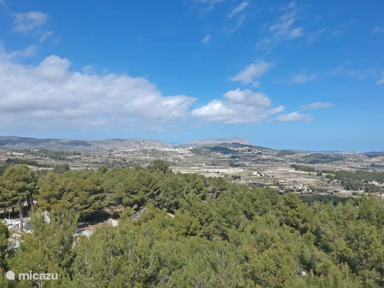 Blick von der Vorderseite der Casa Oleandra auf den Montgó. Rechts in der Ferne ist das Meer zu sehen.
